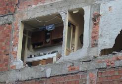 Zeytinburnu'nda bina yıkıldı; yan apartman duvarsız kaldı