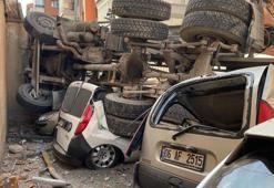 Beton mikseri otoparka devrildi; 4 araç hurdaya döndü