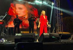 Şarkıcı Betül Demir, Cumhuriyet'in 100'üncü yılında Bartınlıları coşturdu