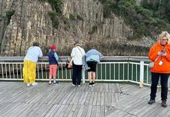 Rus turistler, lav sütunları ile Bartın Irmağı'nı gezdi