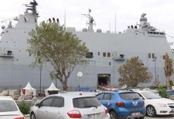 Sarayburnu Limanı'na demirleyen TCG Anadolu Gemisi ziyarete açıldı