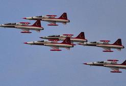 Türk Yıldızları'ndan Cumhuriyet'in 100'üncü yılında Manisa'da gösteri uçuşu