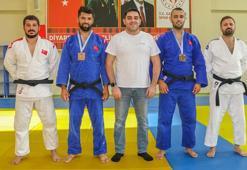 İşaret dili öğrenerek eğittikleri işitme engelli sporcular, Türkiye şampiyonu oldu
