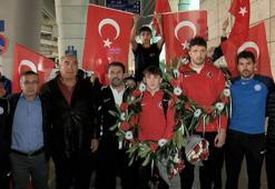 U23 Dünya Güreş Şampiyonası'nda altın madalya kazanan Hamza Bakır'a coşkulu karşılama