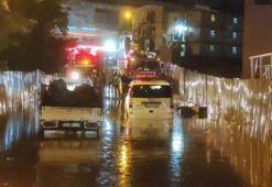 Çekmeköy'de etkili olan kuvvetli yağışın ardından iki araç suda mahsur kaldı