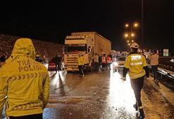 TEM'de 18 araç zincirleme kazaya karıştı; 4 yaralı