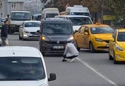 Kartal'da trafiği durdurdu; yavru kediyi ezilmekten kurtardı