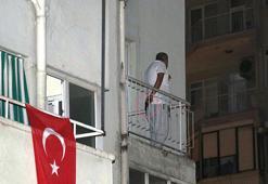 Balkona çıkıp, etrafa gösterdiği tabancayı başına dayadı; polis ikna etti