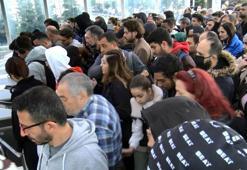 Avcılar'da metrobüs turnikeleri arızalandı, durakta yoğunluk oluştu