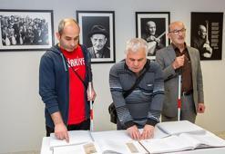 Göremedikleri fotoğrafları, hazırlanan kitapla dokunarak anlamaya çalıştılar