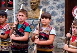 Iğdır'daki öğrenciler Anıtkabir'deki nöbet değişimini köylerinde canlandırdı