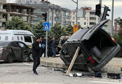 Sivil polis aracıyla hafif ticari araç çarpıştı; 2'si ağır, 4 yaralı