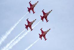 Türk Yıldızları'ndan 'Ata'ya Saygı' uçuşu