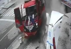 Freni boşalan kamyonun mağazaya girdiği kaza kamerada