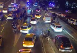 Refüje çarpan otomobil kaldırıma çıkıp yayalara çarptı: 4 yaralı