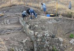 Phokaia Antik Kenti'ndeki 2 bin 400 yıllık tiyatro ortaya çıkarılıyor