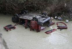 Hafif ticari araç Gediz Nehri'ne uçtu: 3 ölü