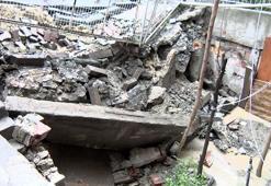 Sağanak yağış sonrası Küçükçekmece'de bahçe duvarı çöktü