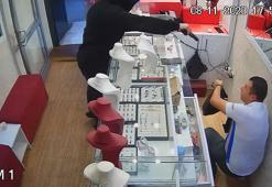 Sakar soyguncu, kuyumcuyu korkutmak isterken kendini vurdu