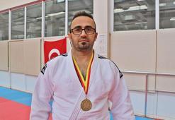 Sokakta keşfettiği öğrencisi gibi kendi de judoda Balkan şampiyonu oldu