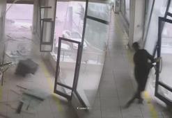 Küçükçekmece'de fırtına camı çerçevi indirdi, çalışanı böyle savurdu