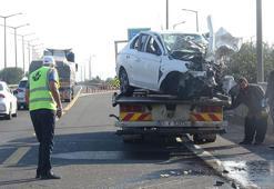 Otoyolda ters şeritte giden hafif ticari araç, otomobille çarpıştı; 3 ölü