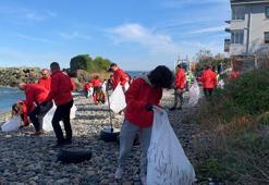 Rize'de üniversitelerden kıyı temizliği