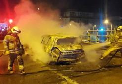 Ümraniye'de otomobil alev alev yandı