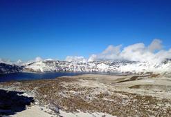 2 bin 250 rakımlı Nemrut Krater Gölü'nde kar güzelliği