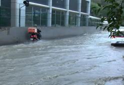 Sarıyer'de yol göle döndü; Araçlar güçlükle ilerledi
