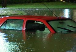 Bursa'da otomobil süs havuzuna düştü