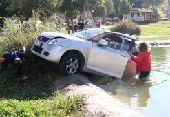 Otomobil, parktaki havuza düştü; sürücü kurtuldu