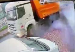 Sultangazi'de kamyonun lastiği bomba gibi patladı