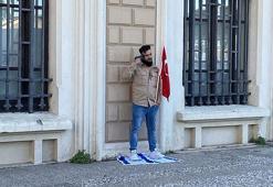 İzmir'de İsrail protestosu; başına tabanca dayadı, polis ikna etmeye çalışıyor