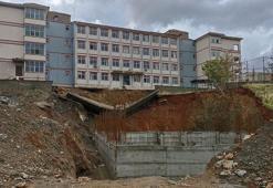 Sason’da okulun istinat duvarı yıkıldı