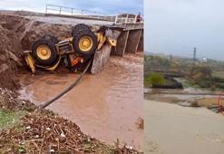 Diyarbakır'daki sağanak; köprü yıkıldı, 200 hindi öldü, arı kovanları zarar gördü