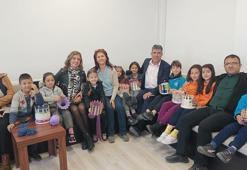 İlkokul öğrencileri, depremzede yaşıtları için kaşkol ve bere örüyor