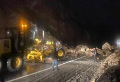 Artvin'de heyelan; kayalar kara yoluna düştü