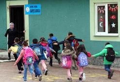 Depremde ailesini kaybeden Gamze öğretmen, acısını öğrencileriyle dindirmeye çalışıyor