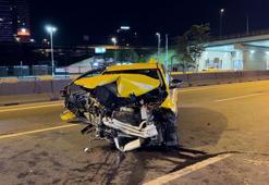 Kadıköy D-100'de ticari taksi bariyere çarptı: 1 yaralı