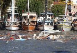 Antalya'da şiddetli yağış ve fırtına; tekneler battı, ağaçlar devrildi; Kepez'e 173 kilogram yağış düştü