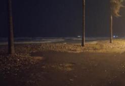 Dörtyol’da şiddetli yağış ve lodos nedeniyle deniz taştı; sahil yolu kapandı