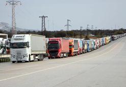 Balkanlar’da yollar kardan kapandı; Hamzabeyli'de 20 kilometre TIR kuyruğu