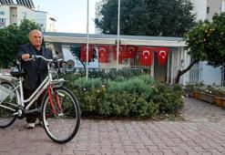 85 yaşındaki 46 yıllık muhtar, mahalleyi bisikletle dolaşıyor