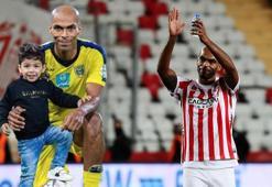 Oğlu ve kayınpederini kaybeden Naldo 80 gün sonra yeşil sahalara döndü