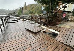 Bartın’da dalgalar nedeniyle yürüyüş yolu ve büfeler zarar gördü