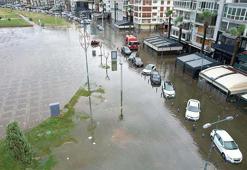 İzmir'deki taşkın; bini aşkın ev ve iş yeri etkilendi