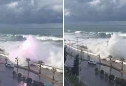 Giresun’da dalgaların ulaştığı yol suyla doldu; aydınlatma direğindeki patlama kamerada