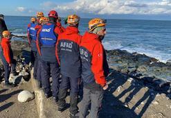 Rize'de odun toplamaya gittiği sahilde fırtınada kaybolan kadın aranıyor