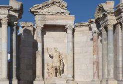 İmparator Traian'ın heykeli, 1910 yıl önce yapıldığı orijinal yeri olan Anıtsal Çeşme ile buluşturuldu